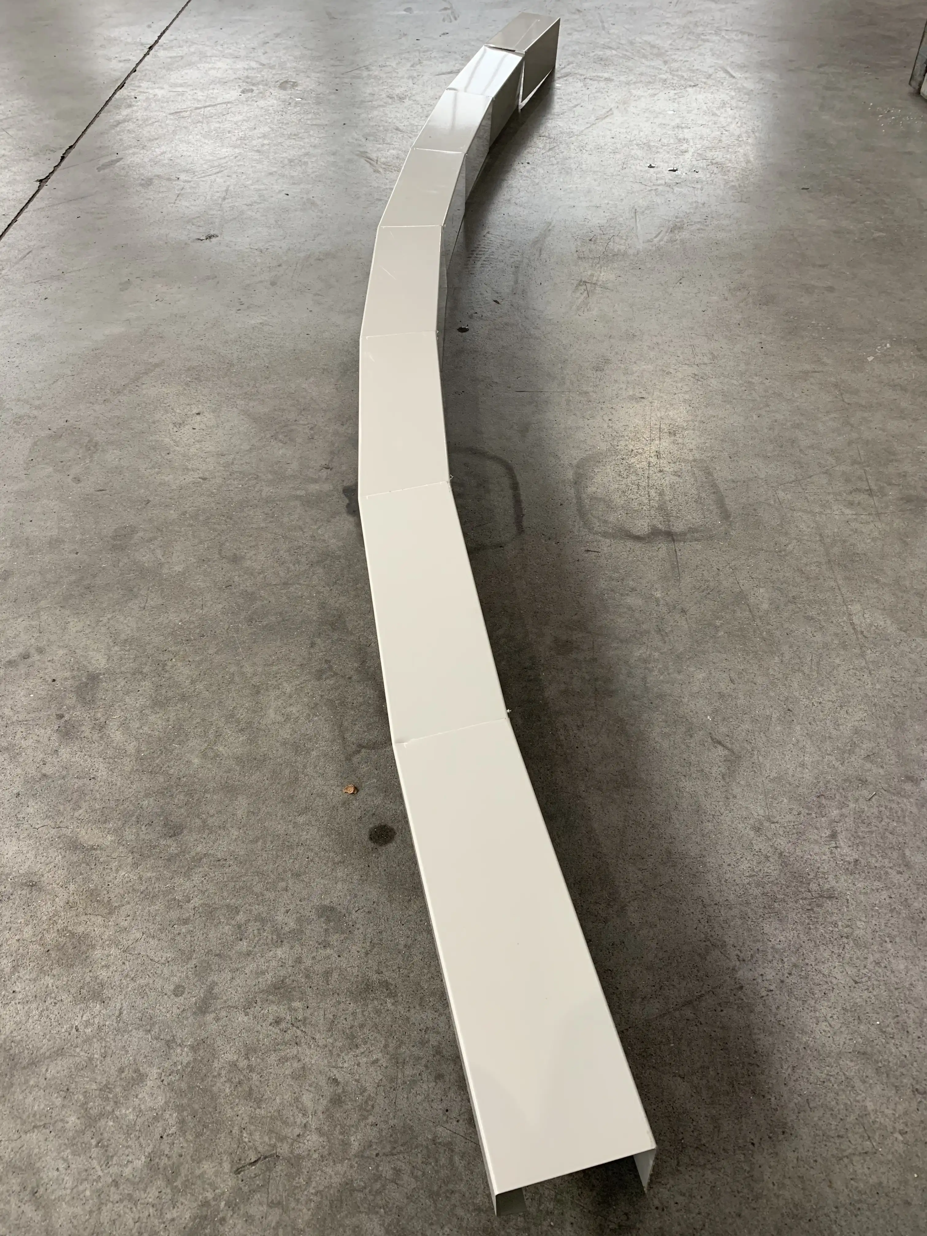 Profilo sagomato curvato in lamiera Bianco Grigio, realizzato a mano